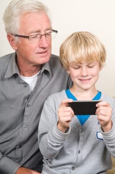 This kid learns his grandpa to use a smartphone