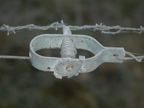 Barbed wire turnbuckle