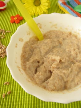 Spelt porridge for babies and toddlers