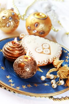 Place setting for Christmas with gingerbread bell