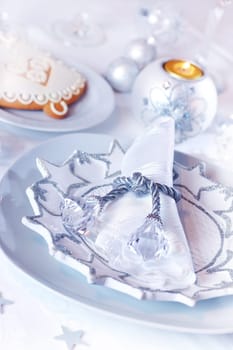 Place setting for Christmas in white and blue tone