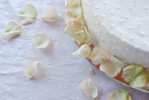 close up of a simple and beautiful wedding cake