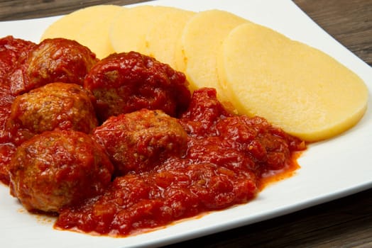 sliced ​​polenta with meatballs