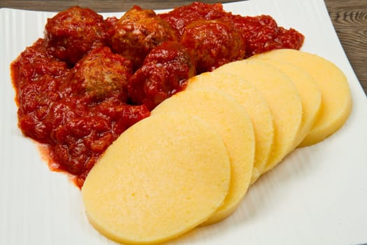 sliced ​​polenta with meatballs