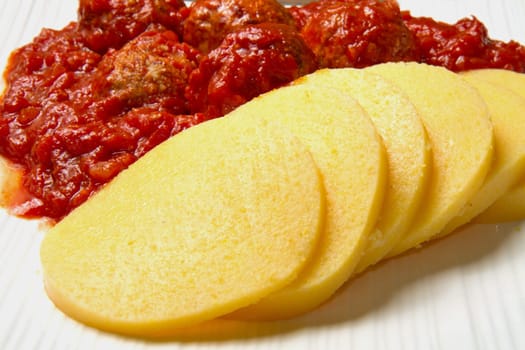 sliced ​​polenta with meatballs