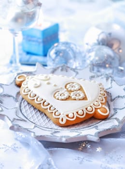 Place setting for Christmas with gingerbread bell