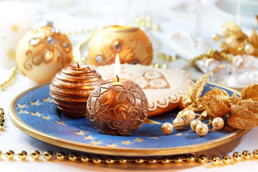Place setting for Christmas with gingerbread bell
