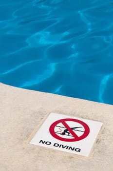 no diving sign at the poolside