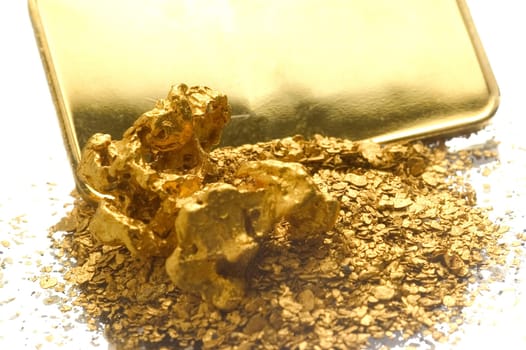 Gold jewels to illustrate the recovery of old jewels for the recycling of gold.