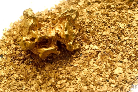 Gold jewels to illustrate the recovery of old jewels for the recycling of gold.