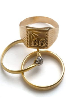 Gold jewels to illustrate the recovery of old jewels for the recycling of gold.
