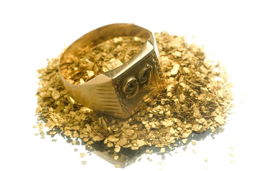 Gold jewels to illustrate the recovery of old jewels for the recycling of gold.