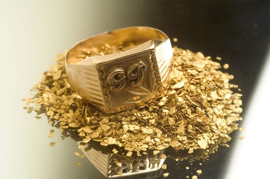 Gold jewels to illustrate the recovery of old jewels for the recycling of gold.