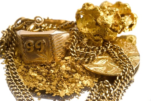 Gold jewels to illustrate the recovery of old jewels for the recycling of gold.