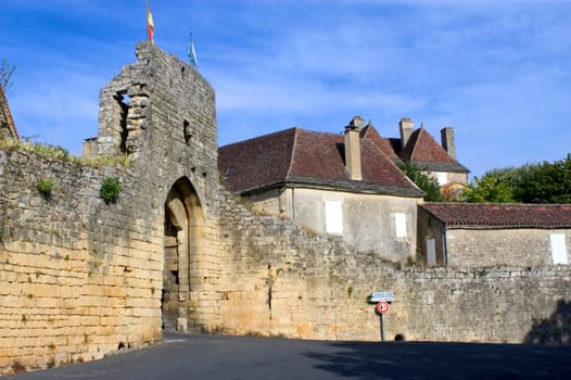 Girded ramparts, the country house of the 13th century tells a tumultuous past illustrated by its strengthened doors and its turns which were used as prison. The visitor will also discover the house of the beater of currency and that of the consuls, the o