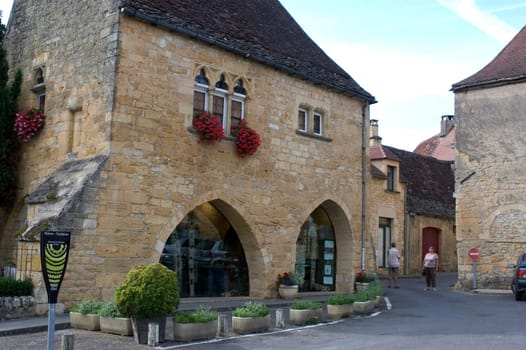 Domme is a country house perched on a cliff with 250 meters of altitude at the edge of the Dordogne. It does not offer the rectangular plan characteristic of the country houses, but affects the shape of a trapezoid. The fortifications which enclose it wer