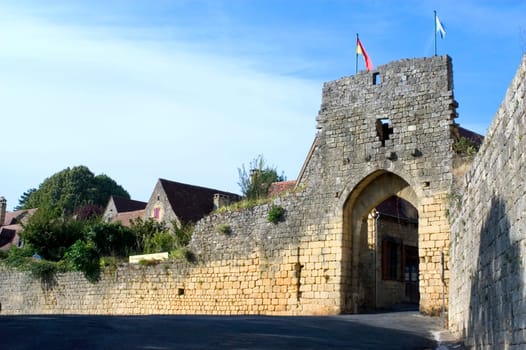 Girded ramparts, the country house of the 13th century tells a tumultuous past illustrated by its strengthened doors and its turns which were used as prison. The visitor will also discover the house of the beater of currency and that of the consuls, the o