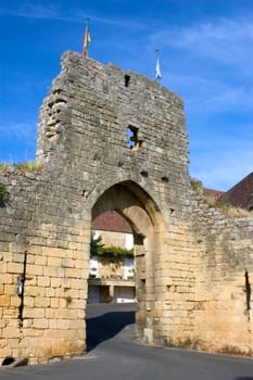 Girded ramparts, the country house of the 13th century tells a tumultuous past illustrated by its strengthened doors and its turns which were used as prison. The visitor will also discover the house of the beater of currency and that of the consuls, the o