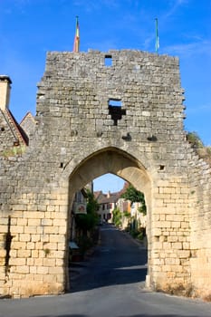 Girded ramparts, the country house of the 13th century tells a tumultuous past illustrated by its strengthened doors and its turns which were used as prison. The visitor will also discover the house of the beater of currency and that of the consuls, the o