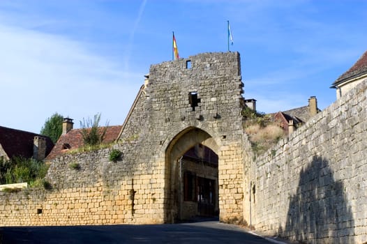 Girded ramparts, the country house of the 13th century tells a tumultuous past illustrated by its strengthened doors and its turns which were used as prison. The visitor will also discover the house of the beater of currency and that of the consuls, the o