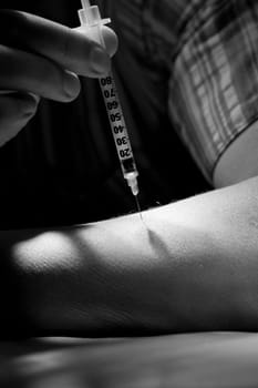 Patient injects insulin pen at hand for show