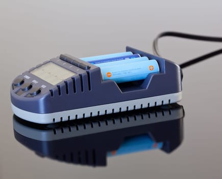 AA size NiMH battery charger with four battery cells