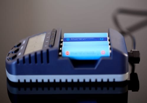 AA size NiMH battery charger with four battery cells
