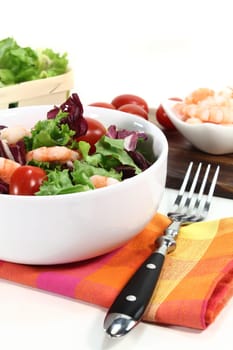 mixed salad with shrimp and tomatoes