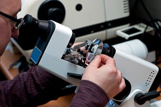 The production and repair of glasses in the optician&#039 s