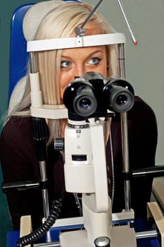 Young woman examining the eyesight in the optician&#039 s