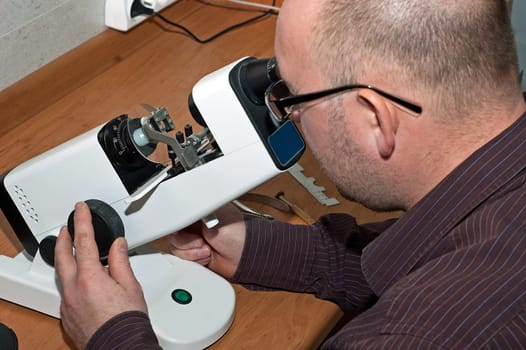 The production and repair of glasses in the optician&#039 s