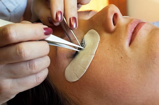 prolonging and supplementing eyelashes in a beauty salon