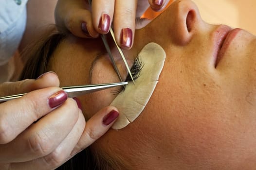 prolonging and supplementing eyelashes in a beauty salon