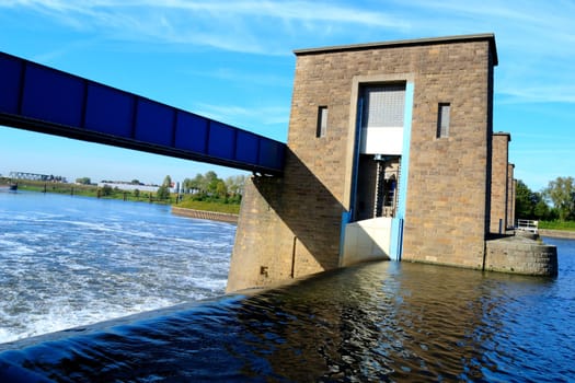 Barrage at lock