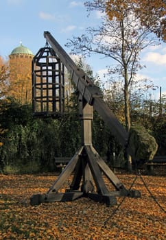 Hanging cage in which evildoers (since 1558) were exposed to the ridicule of their fellow citizens – similar to the pillory.