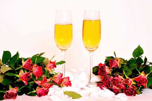 Champagne glasses with roses