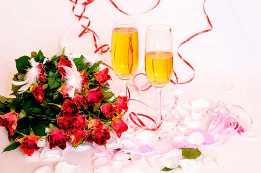 Champagne glasses with roses