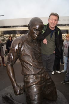 Statue of Thierry Henry with Arsenal football fan