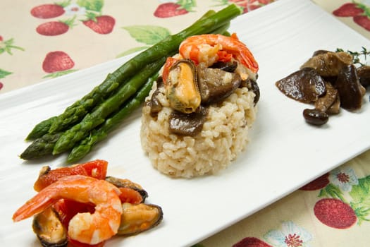 risotto with shrimp, mussels, asparagus and mushrooms