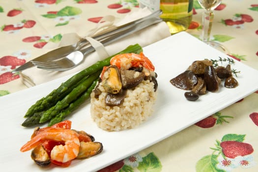 risotto with shrimp, mussels, asparagus and mushrooms