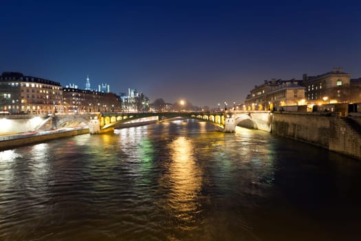 The picture is made in the evening on the Sena river in Paris