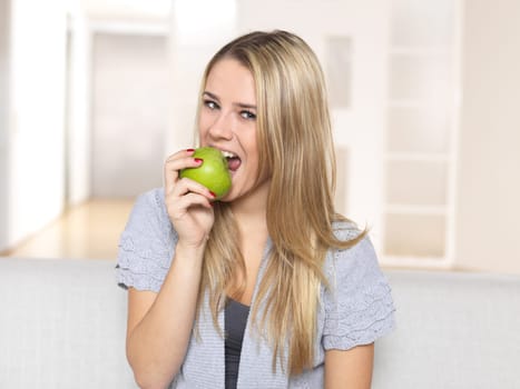Young woman eating apple