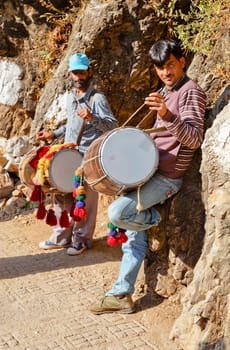 India street performers on Shiva Kodi entertaining Hindu pilgrims on the path to Sheva Devi Temple
