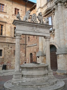 Grande Pozzo Grifi Leoni well, Piazza Grande, Montepulciano in Tuscany, Italy