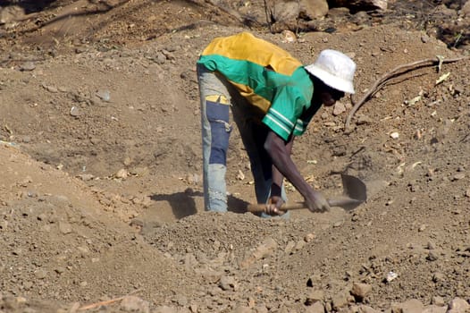 To the goldmine of Poura the gold diggers come from everywhere in the hope of finding a little gold after the season of the cultures. Women, children and men of very old are here in a universe of dust under a blazing sun. In Burkina Faso Faso the research