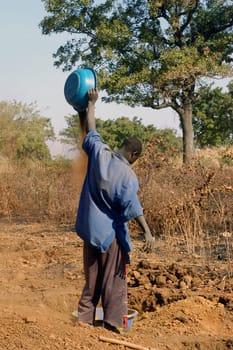 To the goldmine of Poura the gold diggers come from everywhere in the hope of finding a little gold after the season of the cultures. Women, children and men of very old are here in a universe of dust under a blazing sun. In Burkina Faso Faso the research