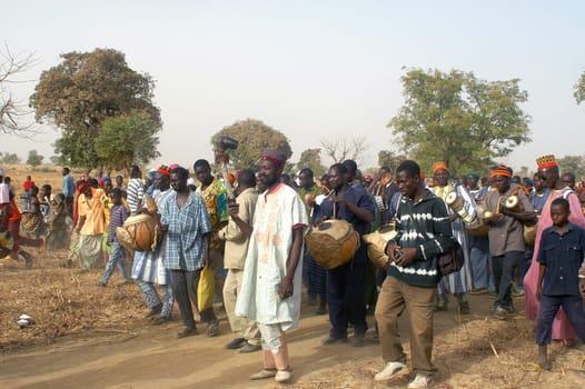 The festival of establishment of a usual chief in Burkina Faso Faso lasts three days. The usual chief succeeds his father deceased, it is always the groin of the family and always a man. It is a very rare event because a chief can be replaced only after h