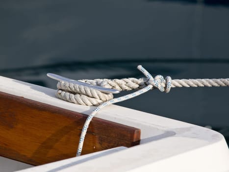 ropes on the vhite plastic boat