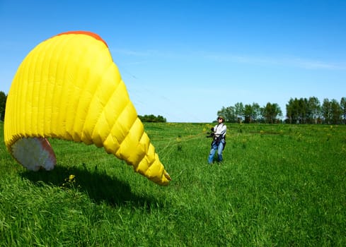 Young man paraplanerist operate of paraplane