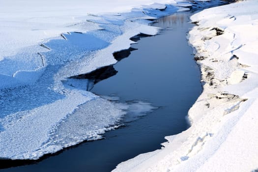 Fluss im Winter